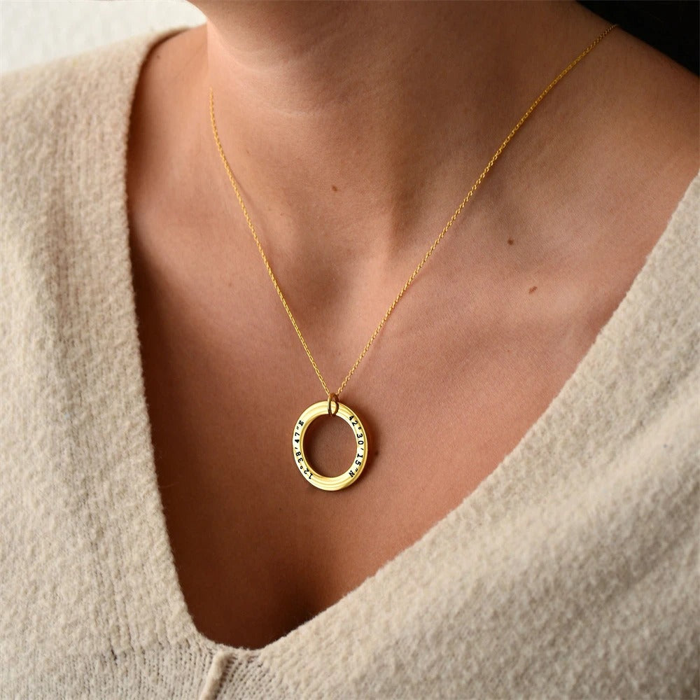 Personalized Isla Circle Name Necklace