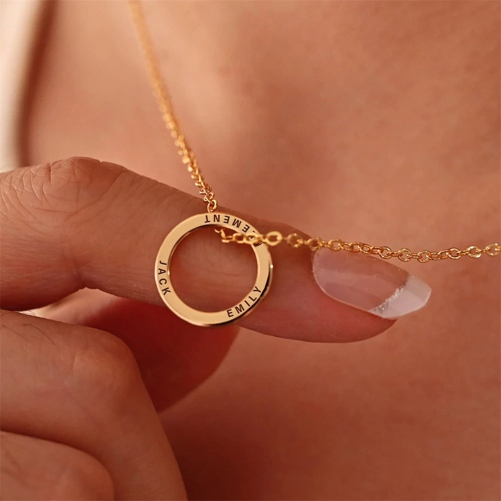 Personalized Isla Circle Name Necklace